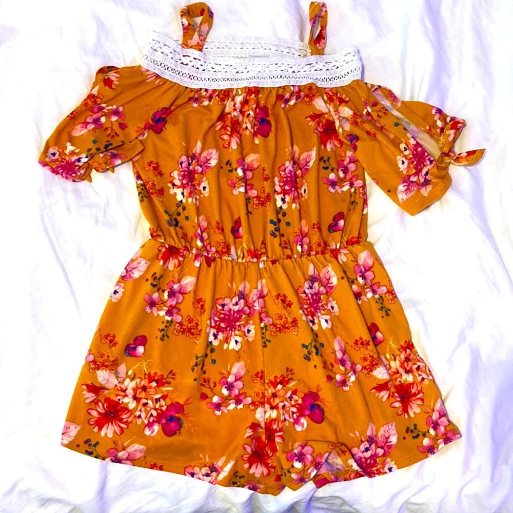Kid’s large floral romper🌼🤍